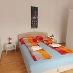 아파트 Sneky